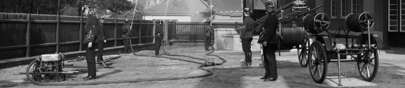 Historische Feuerwehruniformen und Feuerwehrhelme aus Leder